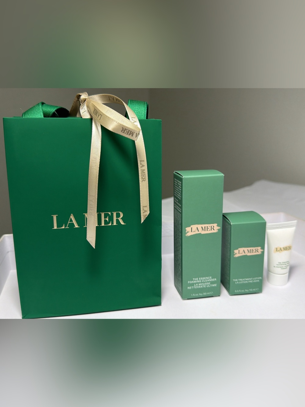 New,unused La Mer Mini Skincare Gift Set with small gift bag - Picture 3 of 3